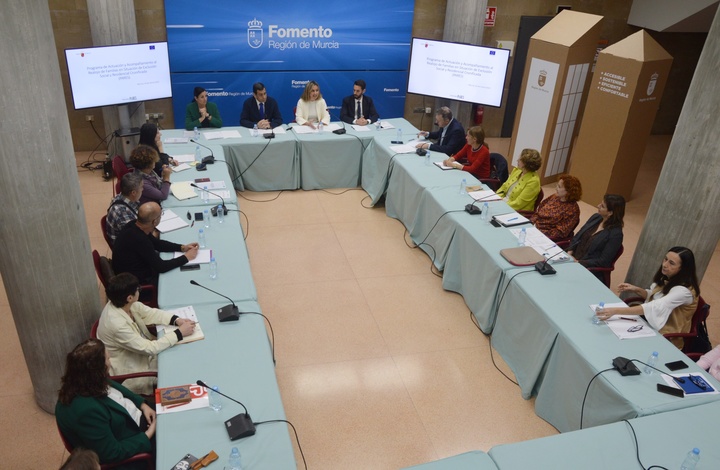 El consejero de Fomento e Infraestructuras, José Ramón Díez de Revenga, junto con la consejera de Política Social, Familia e Igualdad, Conchita Ruiz, durante la reunión de la Comisión de seguimiento del Programa para la erradicación de la infravivienda, enmarcado en la estrategia 'Haciendo Hogar'