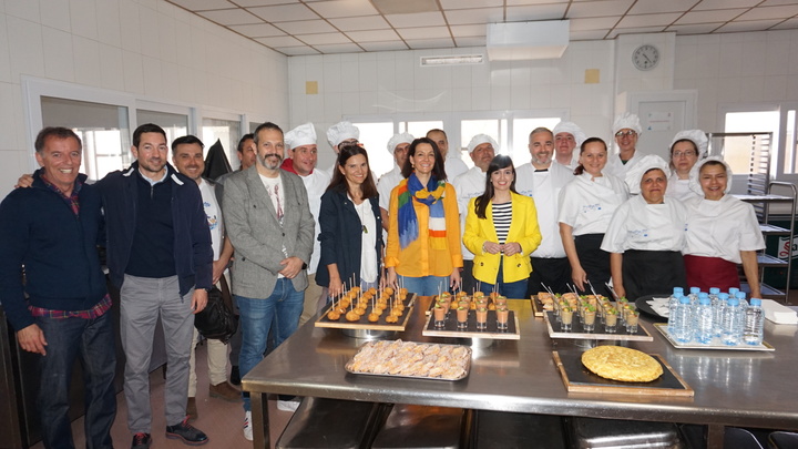 La directora general de Movilidad y Litoral, Marina Munuera, junto con los alumnos de los cursos de Auxiliar de Cocina y Socorrismo enmarcados en...