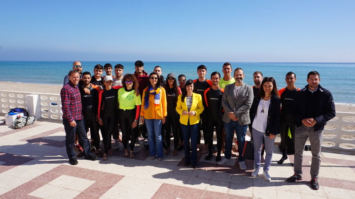 La directora general de Movilidad y Litoral, Marina Munuera, junto con los alumnos de los cursos de Auxiliar de Cocina y Socorrismo enmarcados en la estrategia EDUSI, 'La Manga 365' (2)