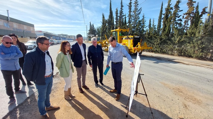 El director general del Agua, José Sandoval (1d) y el alcalde de Caravaca de la Cruz, José Francisco García (3d), durante la visita a las obras.