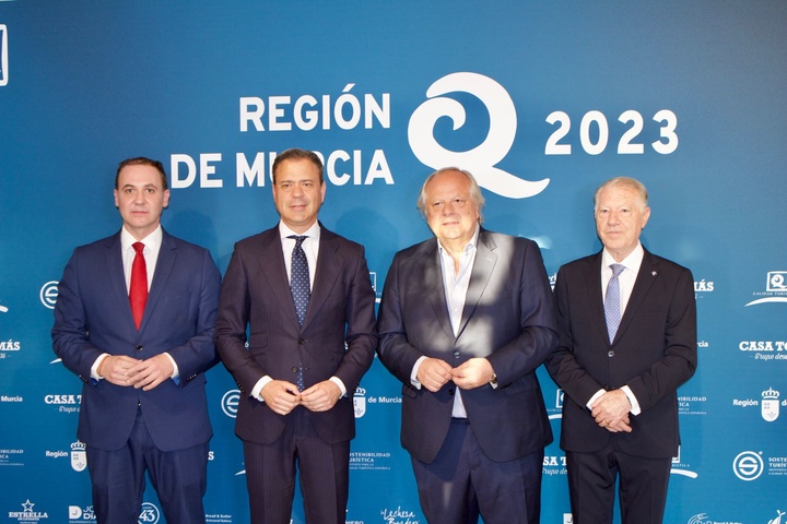 El consejero de Presidencia, Turismo, Cultura, Juventud, Deportes y Portavocía, Marcos Ortuño, y el director general de Competitividad y Calidad ...