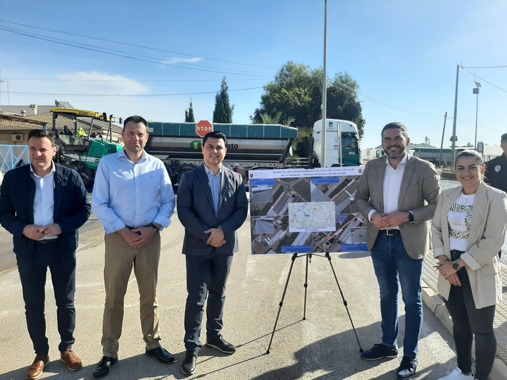 El consejero de Agricultura y el alcalde de San Javier durante su visita a las obras en el camino rural El Mirador.