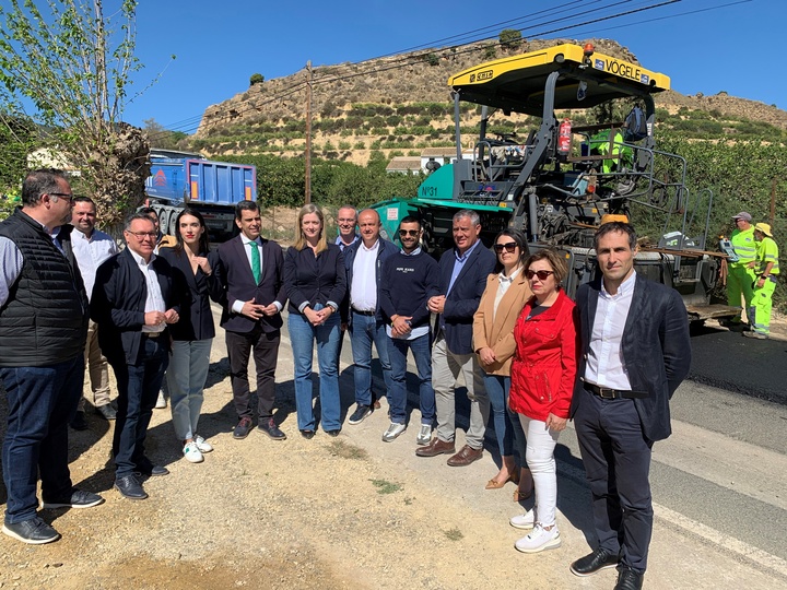 El consejero de Fomento e Infraestructuras, José Ramón Díez de Revenga, y la directora general de Carreteras, María Casajús, junto con los representantes vecinales de Alhama de Murcia, Mula y Pliego durante su visita a las obras de mejora de la carretera de acceso a Gebas y El Berro (RM-515) (1)