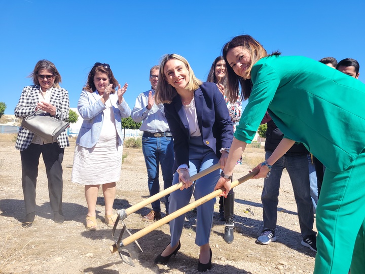 La consejera de Política Social, Familias e Igualdad, Conchita Ruiz Caballero y la alcaldesa de Águilas, María Carmen Moreno en la colocación de la primera piedra.