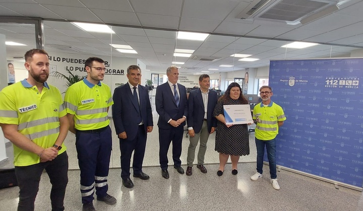 El consejero de Medio Ambiente, Mar Menor, Universidades e Investigación, Juan María Vázquez, junto a los homenajeados, una operadora del 112 y un enfermero del 061, por su eficaz atención a un hombre que no podía hablar