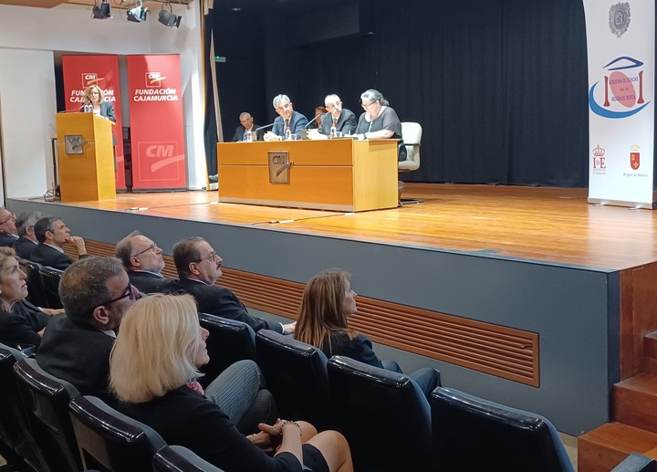 El consejero Juan María Vázquez asiste a la toma de posesión de María Pilar Viñas como Académica de Número de la Academia de Ciencias de la Región