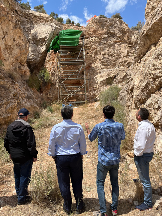 El consejero de Medio Ambiente, Mar Menor, Universidades e Investigación, Juan María Vázquez, durante su visita al yacimiento de la Sierra de Quibas.