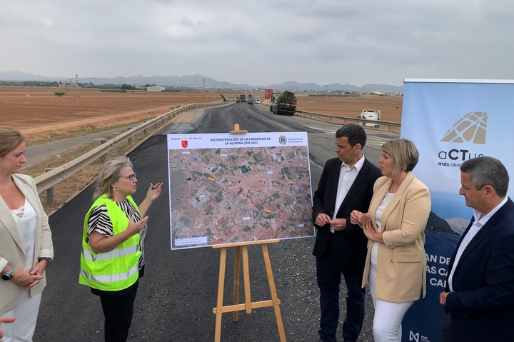 El consejero en funciones de Fomento e Infraestructuras, José Ramón Díez de Revenga, junto con la alcaldesa de Cartagena, Noelia Arroyo, escuchan las explicaciones de una técnico de la Dirección General de Carreteras sobre la obra que se lleva a cabo en la carretera de La Aljorra