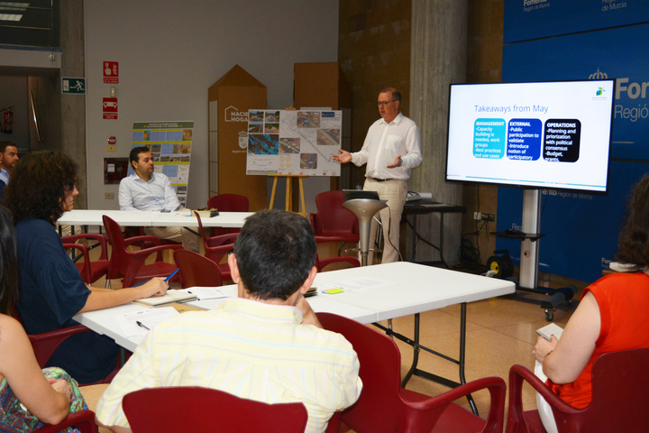 El director general de Territorio y Arquitectura, Jaime Pérez Zulueta, durante su participación en el taller 'Impulso de las soluciones basadas en la naturaleza en el entorno urbano de la Región de Murcia' (2)