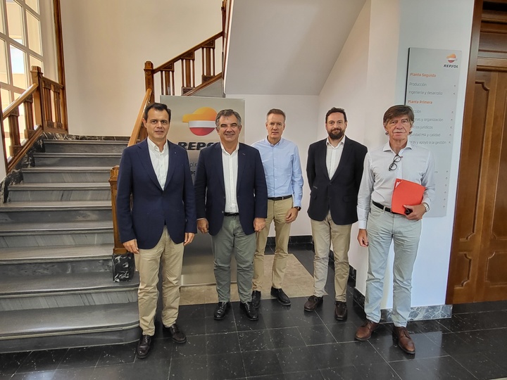 El consejero en funciones de Medio Ambiente, Mar Menor, Universidades e Investigación, Juan María Vázquez, visita las instalaciones de Repsol en Cartagena.