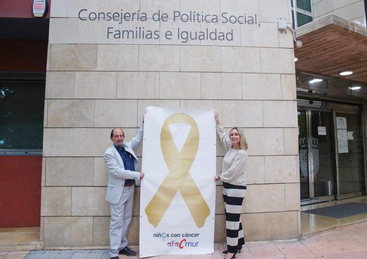 La Consejería de Política Social se une a la campaña de concienciación del cáncer infantil con un lazo dorado en su fachada