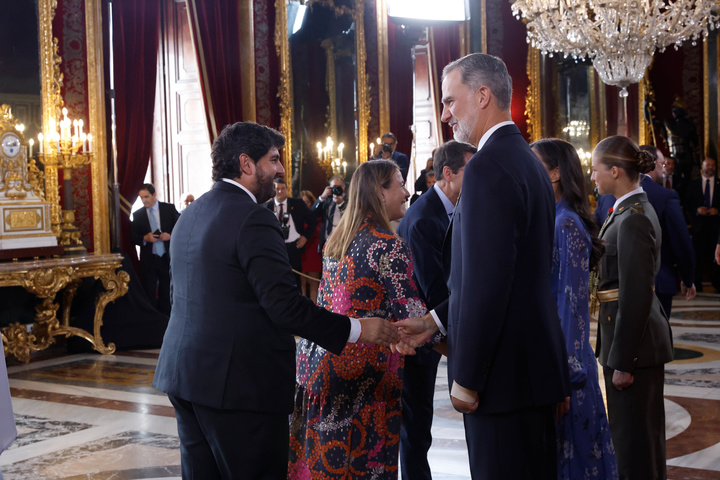 El presidente de la Región de Murcia, Fernando López Miras, asiste en Madrid al desfile con motivo del Día de la Fiesta Nacional (2)