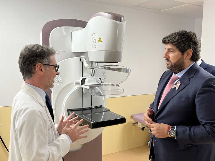 López Miras visita la Unidad de Mama y el Servicio de Radiología del hospital Clínico Universitario Virgen de la Arrixaca