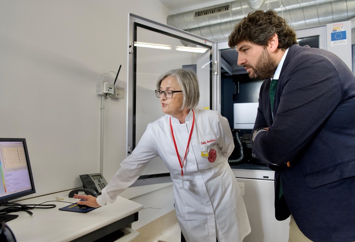 López Miras visita el Área Científica y Técnica de Investigación de la Universidad de Murcia