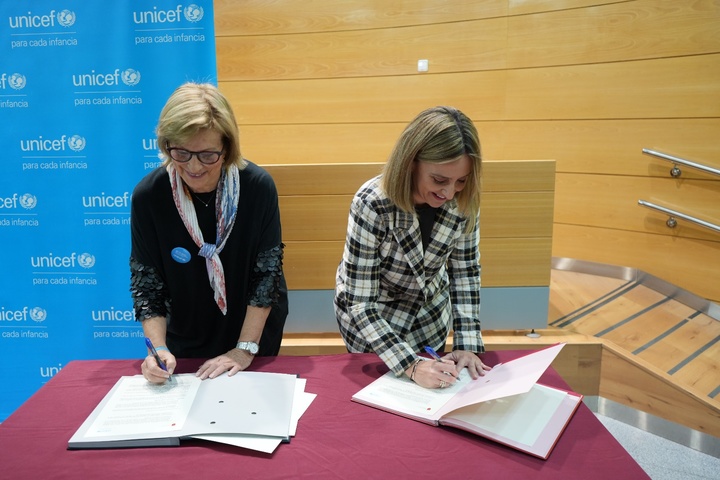 La consejera de Política Social, Familias e Igualdad, Conchita Ruiz, junto con la presidenta de Unicef Región de Murcia, Amparo Marzal, durante la firma del convenio de colaboración