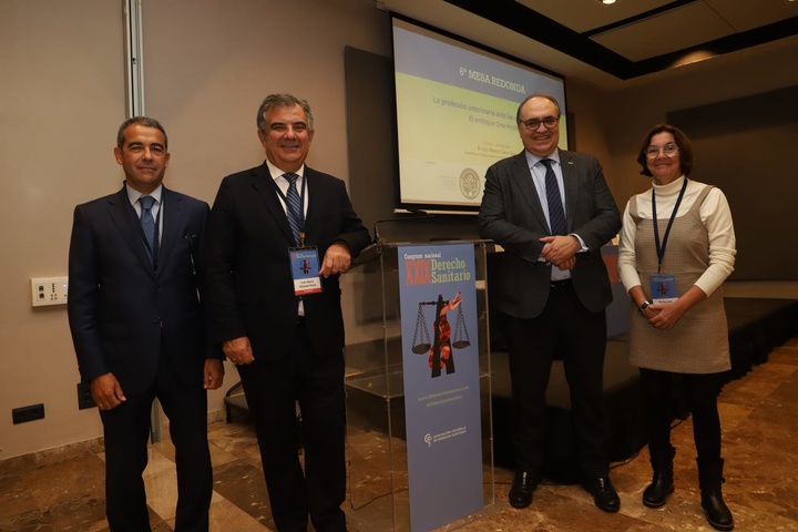 El consejero de Medio Ambiente, Universidades, Investigación y Mar Menor, Juan María Vázquez, junto a sus compañeros en la mesa redonda en la que ha participado 'La profesión veterinaria ante las crisis sanitarias. El enfoque One Health'