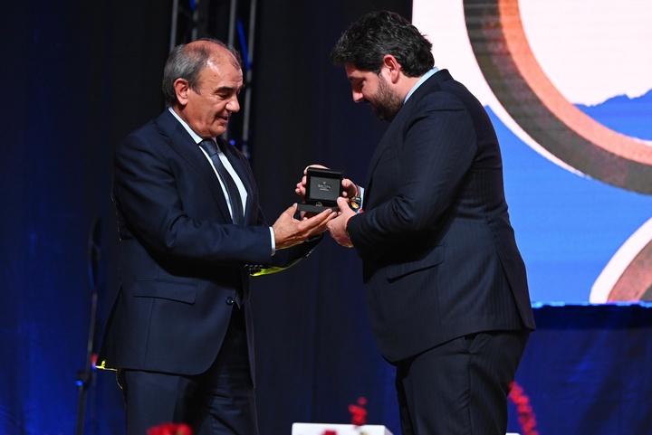 López Miras recibe la insignia de oro y brillantes de Ucoerm (2)