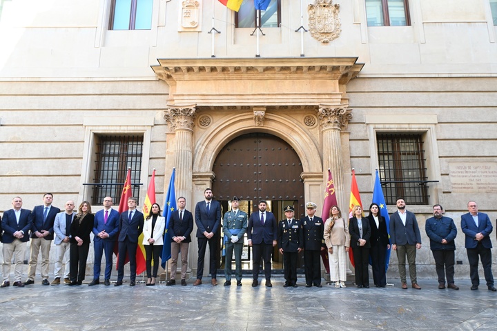 López Miras pide al Gobierno central más medios para la Guardia Civil tras el minuto de silencio por los dos agentes fallecidos