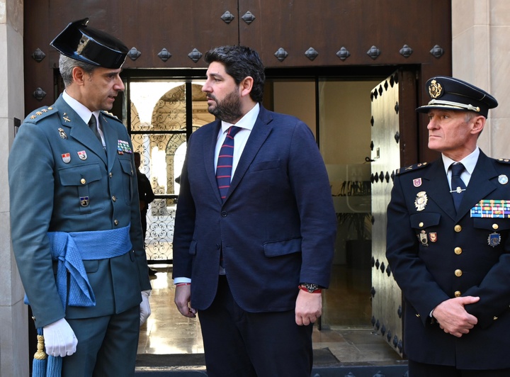 Minuto de silencio en homenaje a los dos guardias civiles asesinados en Barbate