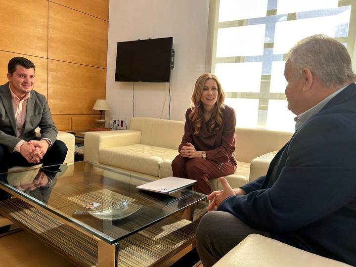 La directora general del SEF, Marisa López Aragón, y el alcalde de Totana, Juan Pagán, durante la reunión mantenida esta semana para abordar nuevas vías de colaboración que dinamicen el empleo en el municipio.