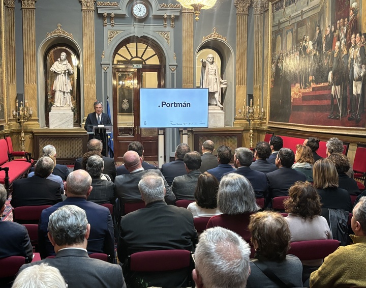 El consejero de Medio Ambiente, Universidades, Investigación y Mar Menor, Juan María Vázquez, interviene en el acto de presentación del corto documental 'Portmán, un punto y seguido', celebrado en el Salón de pasos Pedidos del Senado.