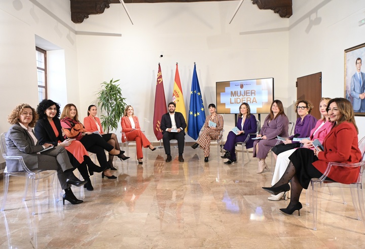 López Miras mantiene un encuentro con mujeres de diferentes ámbitos profesionales con motivo del Día Internacional de la Mujer.