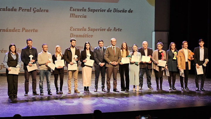 El consejero de Educación, Formación Profesional y Empleo, Víctor Marín, entrega los premios extraordinarios de Enseñanzas Artísticas Profesionales, Superiores y de Educación Secundaria para adultos.