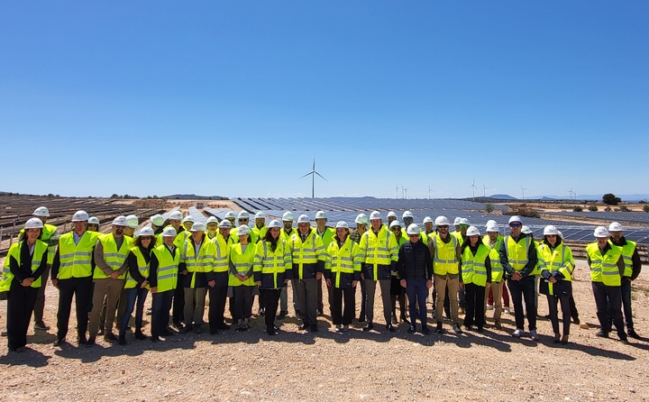 El consejero de Medio Ambiente, Universidades, Investigación y Mar Menor, Juan María Vázquez, durante su visita a la planta solar fotovoltaica Cerrillares,...