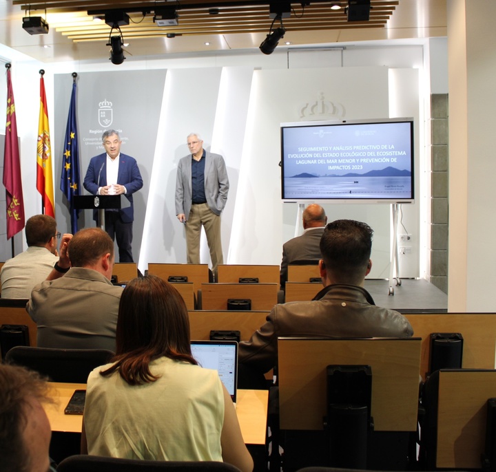 El consejero de Medio Ambiente, Universidades, Investigación y Mar menor, Juan María Vázquez, junto al investigador y catedrático de Ecología de la Universidad de Murcia, Ángel Pérez Ruzafa, en la presentación del informe de 'Seguimiento y análisis predictivo de la evolución del estado ecológico del ecosistema lagunar del Mar Menor y prevención de impactos'.