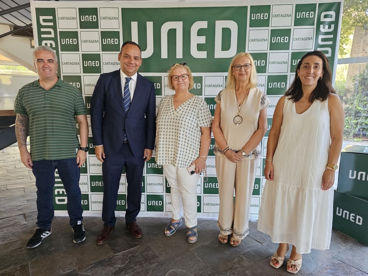 El director general de Universidades e Investigación destaca que se comenzará a impartir el Grado de Educación Infantil de la UNED en el aula Universitaria de Yecla