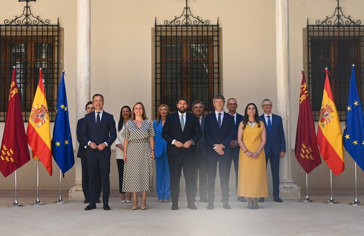 López Miras, junto a su equipo de Gobierno
