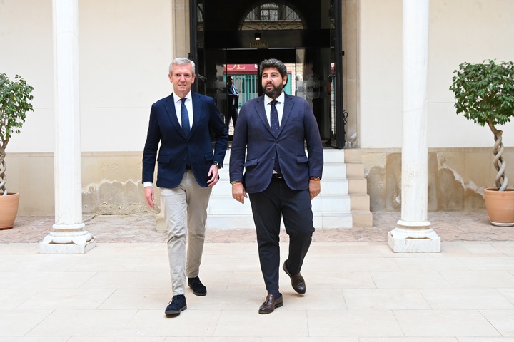 Fernando López Miras recibe al presidente de la Xunta de Galicia, Alfonso Rueda
