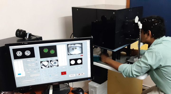 Proyecto del simulador de óptica adaptativa en 3D para mejorar el diagnóstico y corrección de defectos visuales que se realiza en el Centro de Investigación en Óptica y Nanofísica y la empresa tecnológica Voptica.