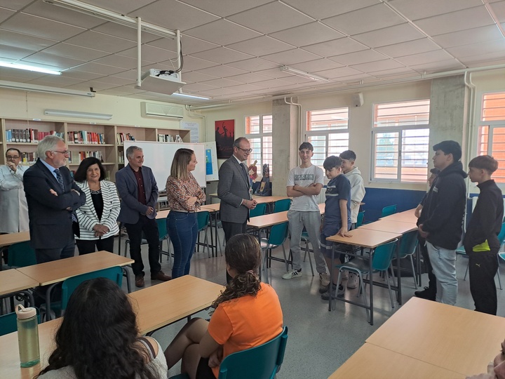 El consejero de Educación y Formación Profesional, Víctor Marín, durante una visita al IES Sabina Mora de Roldán (Torre Pacheco), donde se lleva a cabo el programa 'Referen-T'.