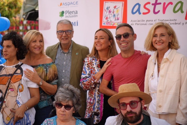 La consejera de Política Social, Conchita Ruiz, junto a usuarios de Astrapace durante la lectura de manifiesto por el Día Mundial de la Parálisis Cerebral