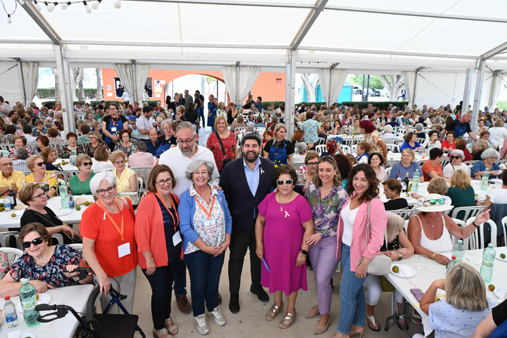 López Miras resalta "el trabajo incansable de las amas de casa, auténticos pilares en las familias y las comunidades" (1)