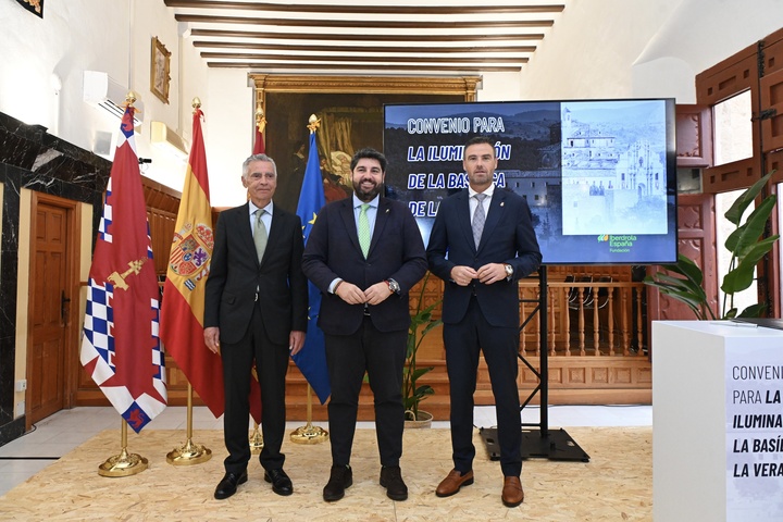 López Miras resalta que la nueva iluminación ornamental de la basílica de la Vera Cruz permitirá "consolidar hacia un futuro mejor" el Año Jubilar y coloca a Caravaca como ¿referente de patrimonio cultural y motor de desarrollo para la Región¿
