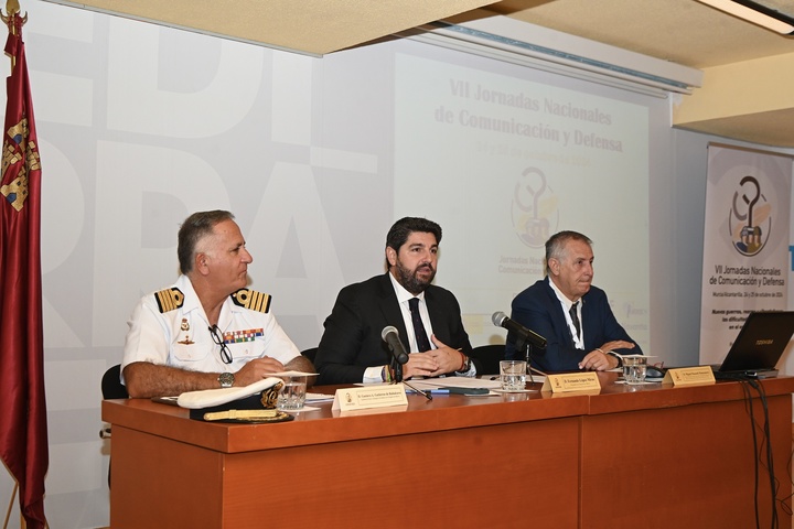 López Miras destaca la importancia de comunicar el compromiso de las Fuerzas Armadas "como garantes de la seguridad, la libertad y la justicia"