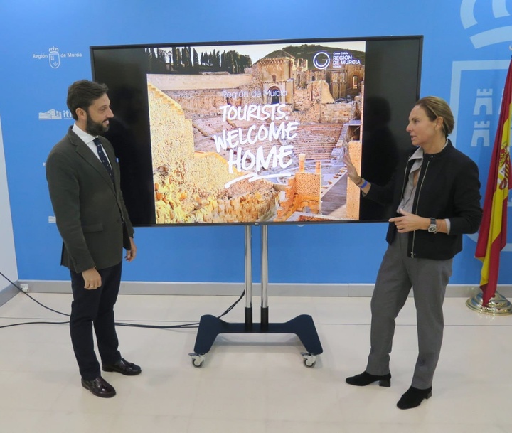 El director del Instituto de Turismo, Juan Francisco Martínez, ante el vídeo de la nueva campaña de promoción internacional que se llevará a Londres.