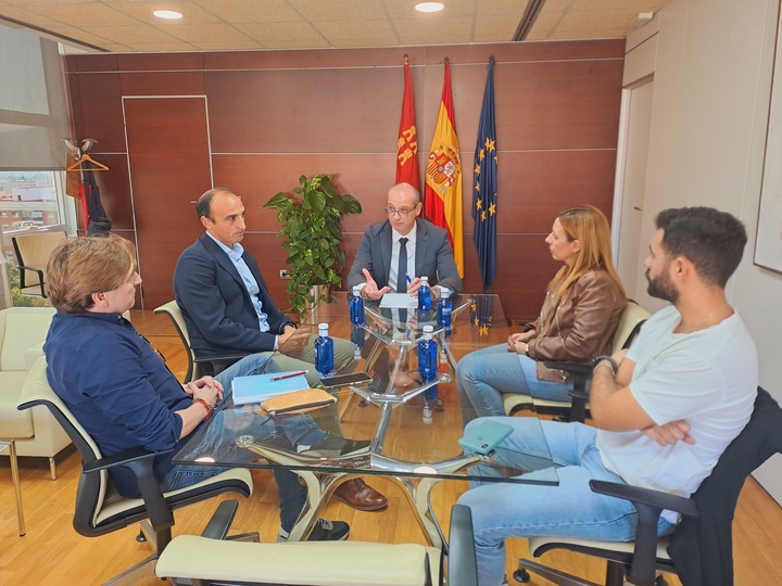 El consejero de Educación y Formación Profesional, Víctor Marín, se reunió hoy con el equipo directivo del CEIP Joaquín Carrión y con la concejala de Educación del Ayuntamiento de San Javier
