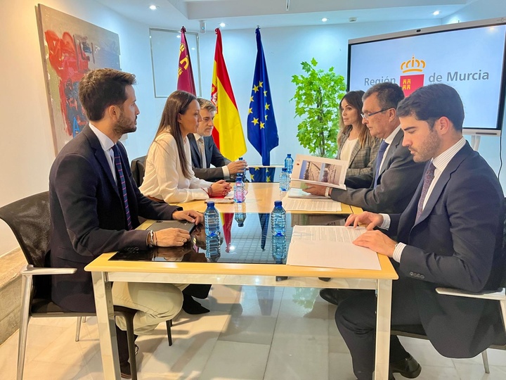 La consejera de Turismo, Cultura, Juventud y Deportes, Carmen Conesa, y el alcalde de Murcia, José Ballesta, durante la reunión para tratar aspectos relativos al yacimiento de San Esteban