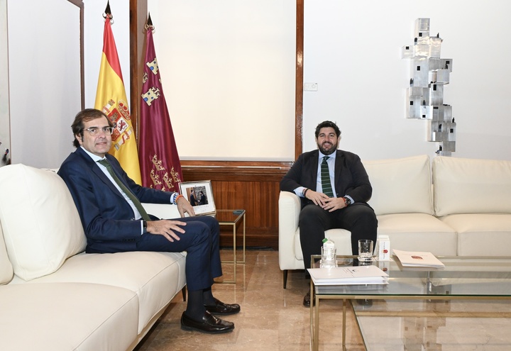 El jefe del Ejecutivo autonómico, Fernando López Miras, se reunió hoy con el presidente de la Autoridad Portuaria de Cartagena, Pedro Pablo Hernández.