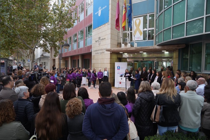 La consejera de Política Social, Familias e Igualdad, Conchita Ruiz, durante la lectura del manifiesto con motivo del Día Internacional para la Eliminación de la Violencia hacia la Mujer