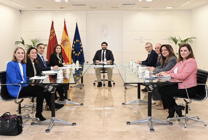 López Miras señala al IMIB como "referente nacional en investigación biosanitaria" durante un encuentro con Farmaindustria