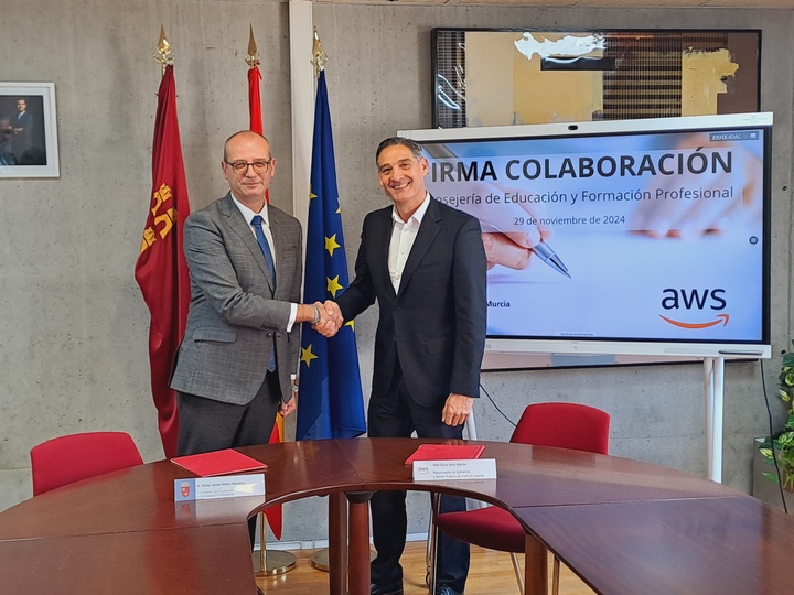 El consejero V&iacute;ctor Mar&iacute;n firma un acuerdo con &Oacute;scar Sanz, director de Gobierno en Sector Publico de AWS Espa&ntilde;a, para que los alumnos de FP de la Regi&oacute;n se formen en tecnolog&iacute;a en la nube e inteligencia artificial con Amazon Web Services (AWS)