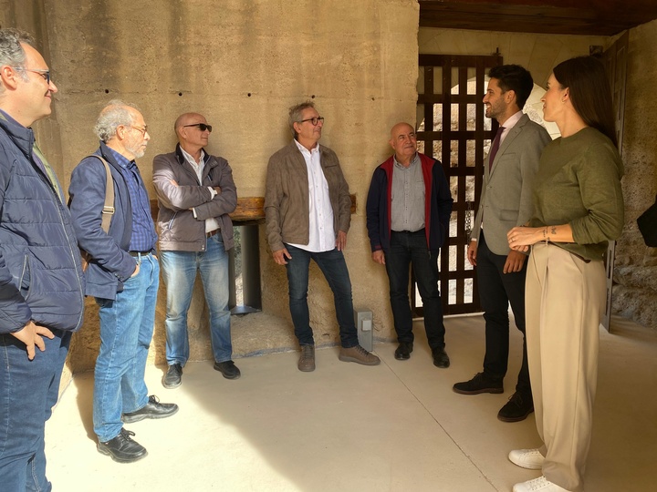 El director general de Patrimonio Cultural y la alcaldesa de Alhama de Murcia durante la visita al castillo. 