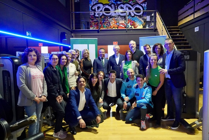 El consejero de Salud visita el nuevo espacio deportivo para pacientes oncológicos de la Fundación Never Surrender (1)