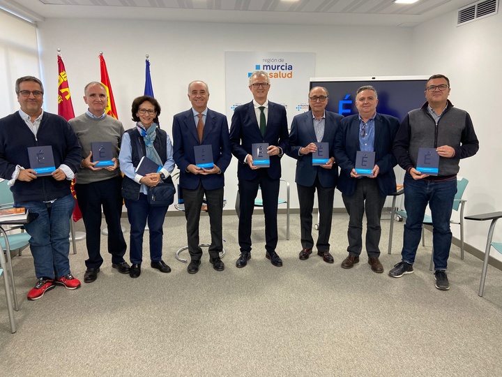 El consejero de Salud destaca la contribución del Consejo Asesor Regional de Ética Asistencial en la humanización del sistema sanitario