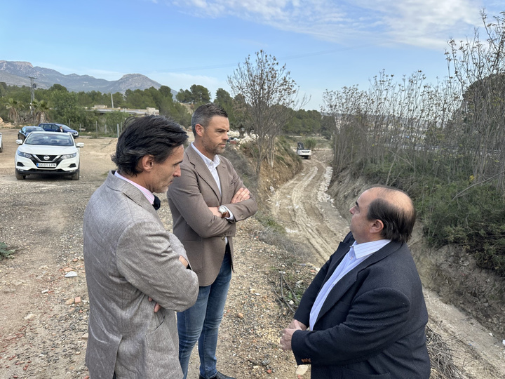 El consejero de Fomento e Infraestructuras, Jorge Garc&iacute;a Montoro, y el alcalde de Caravaca de la Cruz, Jos&eacute; Francisco Garc&iacute;a, visitan las obras de refuerzo del talud de la carretera RM-730.(2)