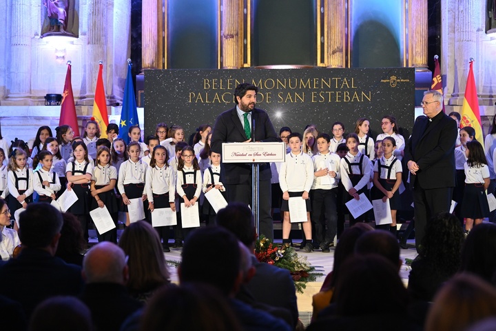 El presidente de la Región de Murcia, Fernando López Miras, inauguró hoy el belén monumental del Palacio de San Esteban, realizado por la Asociación Belenista de Fuente Álamo y la Agrupación Belenista José de Nazaret de La Arboleja (Murcia).